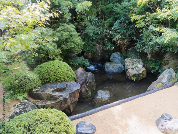 Obraz  白砂と石が描く静寂の庭