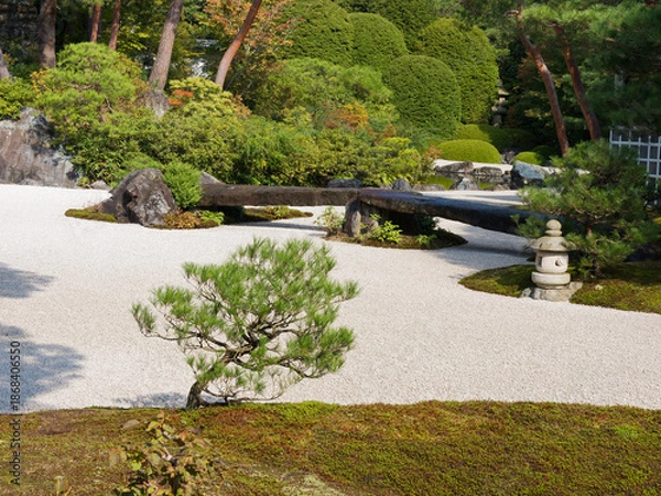 Obraz  白砂と石が描く静寂の庭