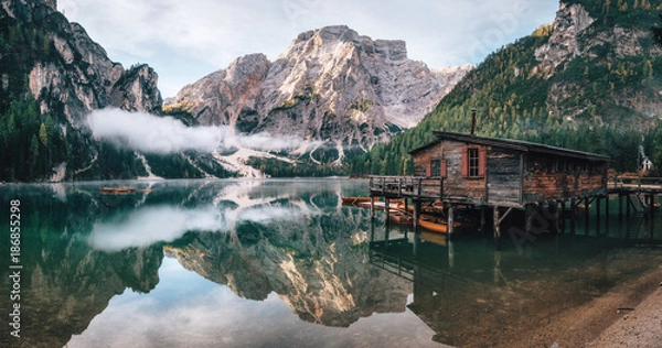 Obraz Panoramiczny widok na jezioro Braies z chatą i łodziami w Dolomitach i Seekofel o poranku, Sudtirol, Włochy