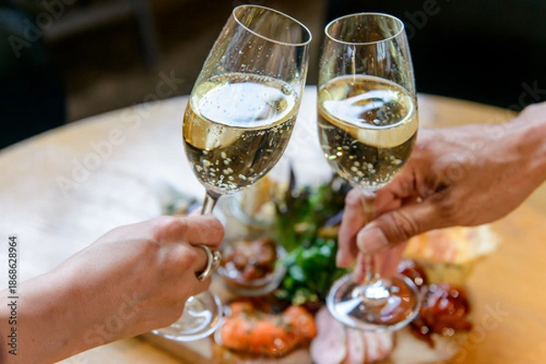 Obraz スパークリングワインで乾杯する場面、横構図