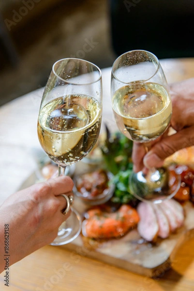 Obraz スパークリングワインで乾杯する場面、縦構図