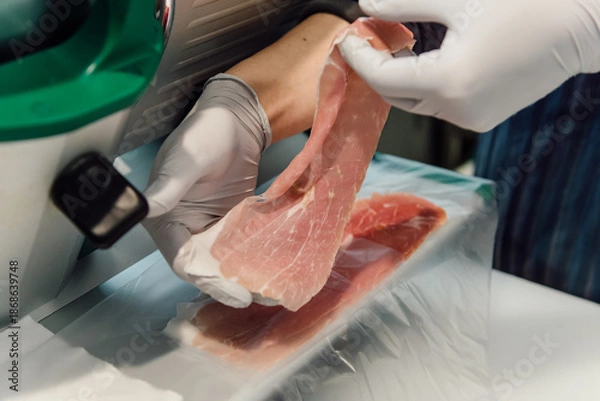 Obraz 生ハムをスライサーで薄く切り分ける手元の作業