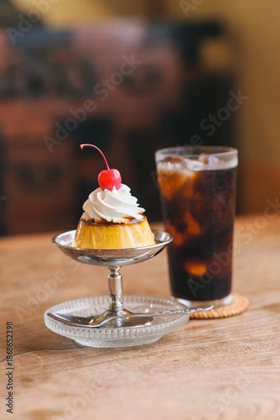 Obraz レトロな喫茶店のテーブルに並ぶプリンとアイスコーヒー