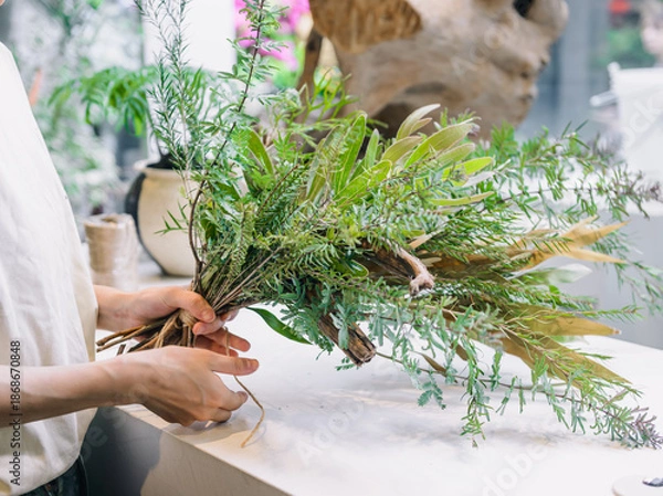 Obraz 室内で葉や枝を束ねたナチュラルなグリーンアレンジメント