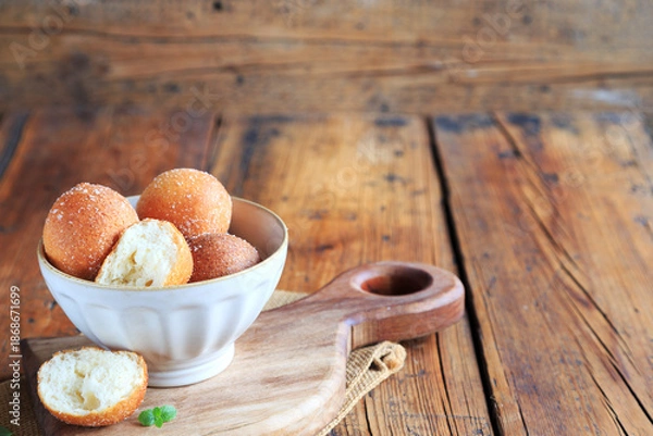 Obraz Quarkbällchen auf einem Holztisch