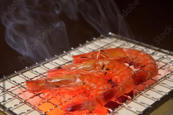Obraz 煙り立ち昇る七輪で海老を焼く