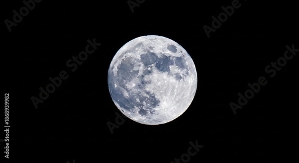 Obraz 宇宙の深い闇に明るく浮かび上がる満月が神秘的な青白い光を放ち周囲を照らす その壮大な姿とクレーターの細部まで鮮明に捉えられた表面の凹凸が無限の広がりと静寂を語りかける天体写真. AI Generated