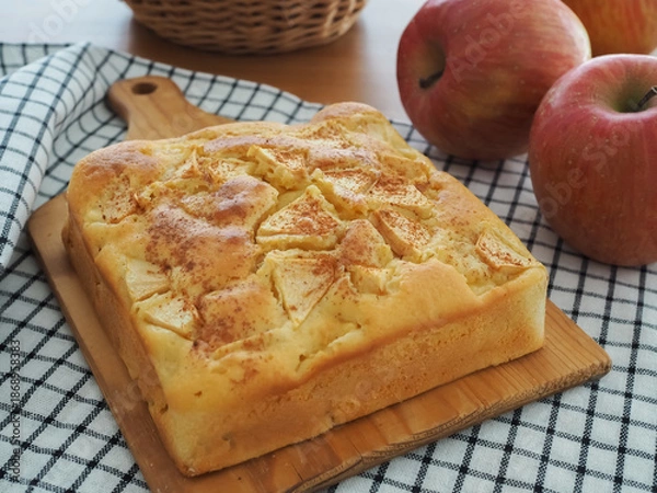 Obraz カッティングボードの上のリンゴとヨーグルトのケーキ