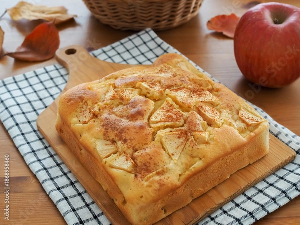 Obraz カッティングボードの上のリンゴとヨーグルトのケーキ