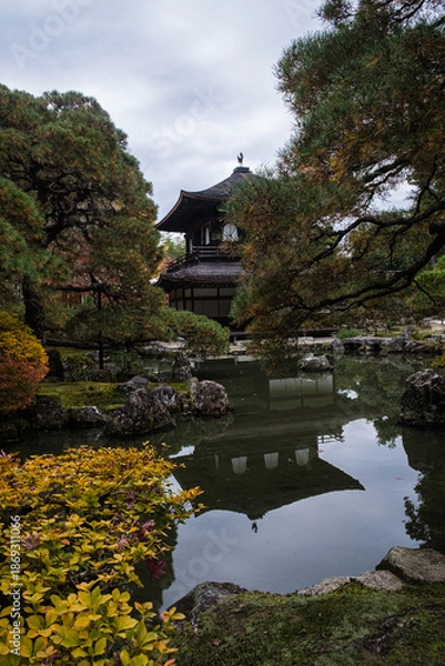 Obraz 京都府銀閣寺池の反射寂光のひととき