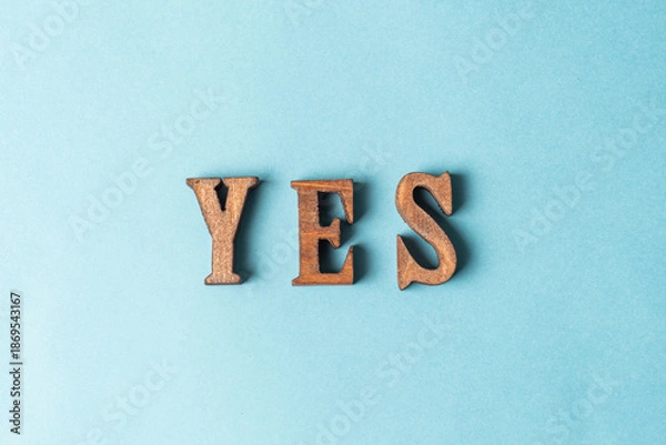 Obraz 水色の紙に置かれたYESのオブジェ