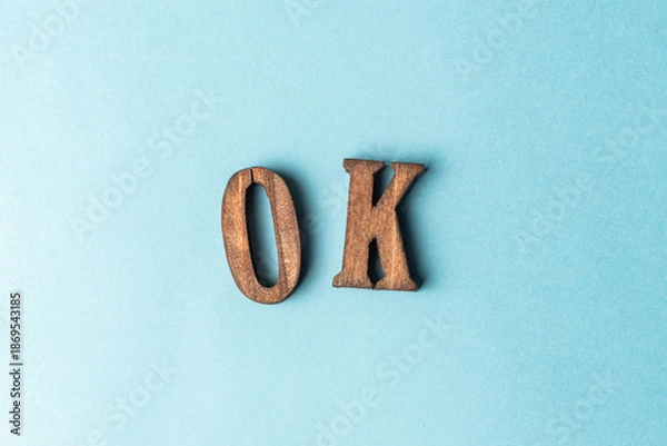 Obraz 水色の紙に置かれたOKの小物