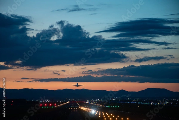 Obraz 夕暮れの空へ飛び立つジェット機
