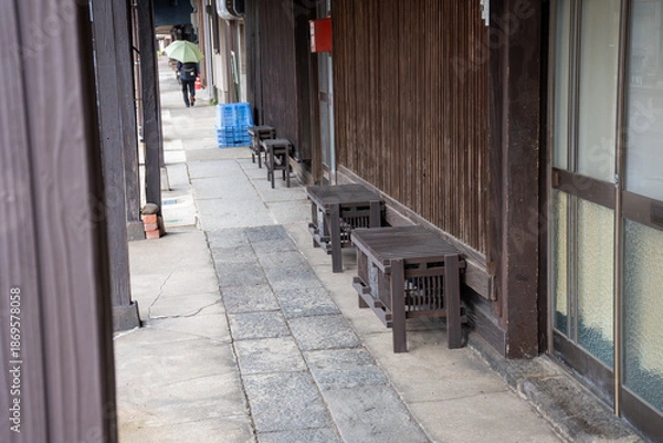 Obraz 縁台のある日本の歴史的な雁木通り

