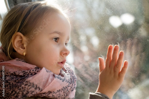 Obraz dziewczynka przy oknie 