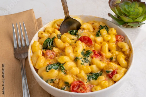 Obraz mac and cheese  with spinach and tomatoes