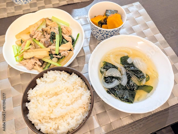 Obraz 豚肉と野菜の炒め物に南瓜の煮物を添えた和定食