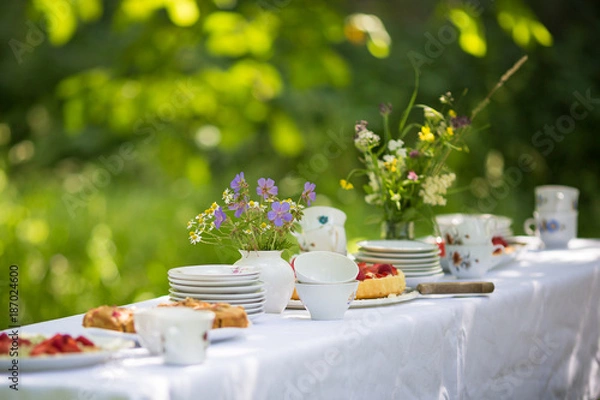 Obraz gedeckter Gartentisch im Sommer