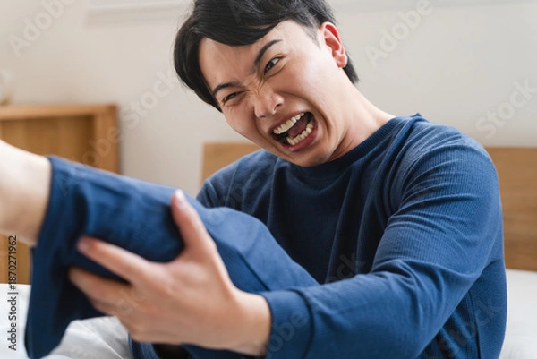 Fototapeta こむら返りをおこした若い男性　ライフスタイルイメージ