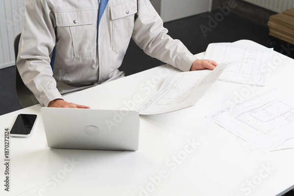 Fototapeta 作業用着を着た若い男性　建設イメージ