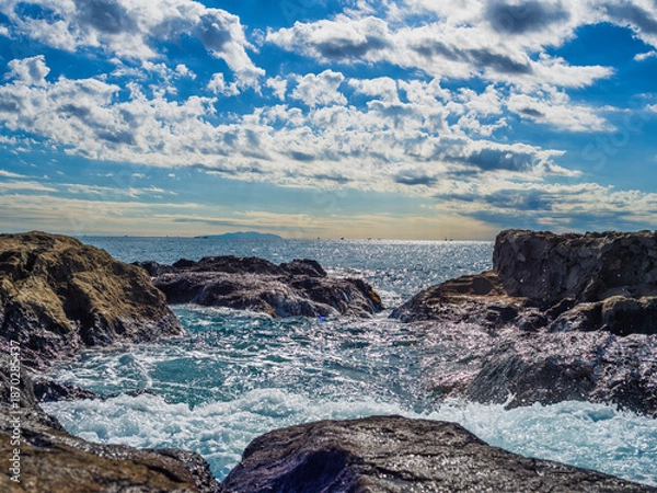 Obraz 空と波と岩場