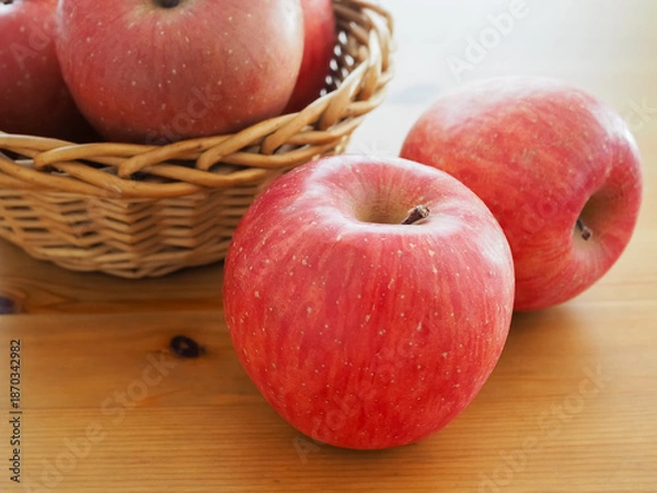 Fototapeta テーブルの上の籠に入った新鮮な林檎
