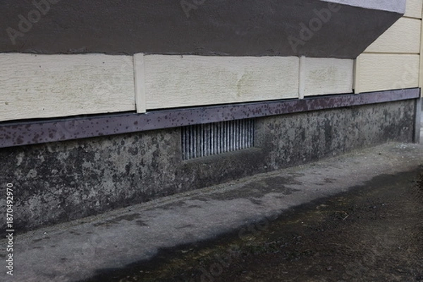 Obraz 古い住宅基礎の通気口