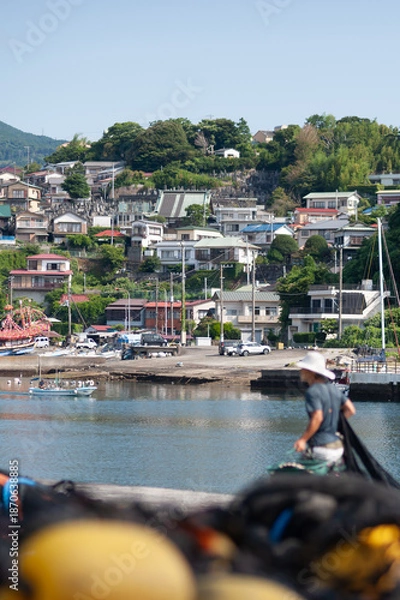 Obraz 漁港と丘陵の家並みが見渡せる海辺の景観　真鶴の海沿い集落の風景