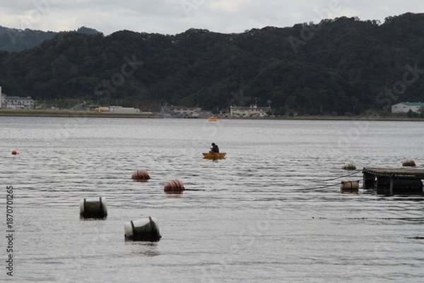 Obraz 筏の浮きと釣り船