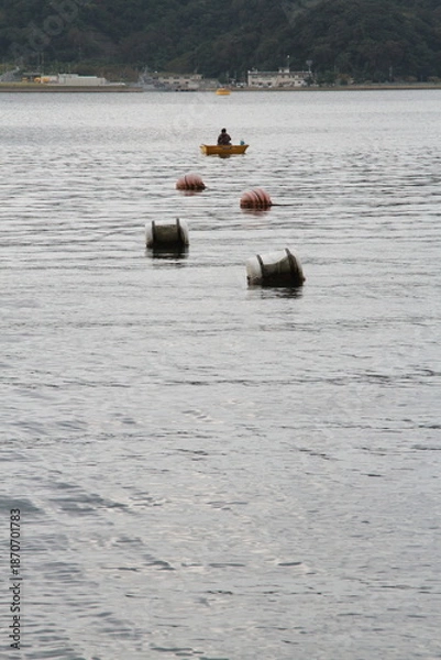 Obraz 筏の浮きと釣り船