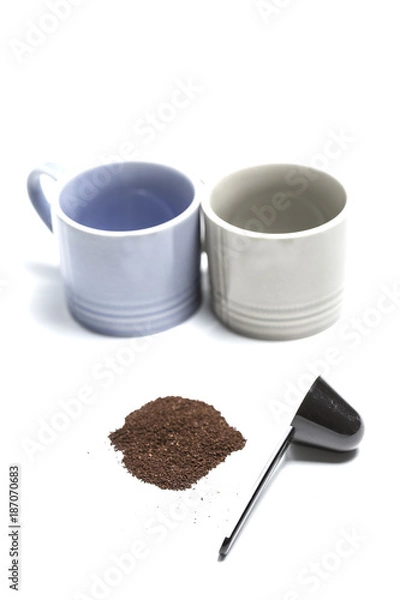 Fototapeta 커피 머그컵 커피가루 흰색 배경