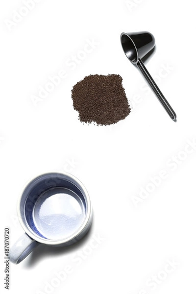 Fototapeta 커피 머그컵 커피가루 흰색 배경