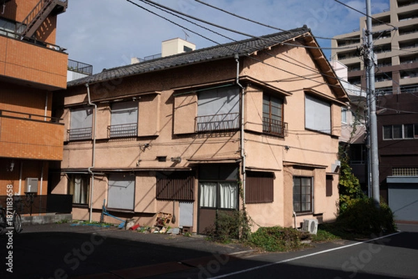 Fototapeta ２階建てのモルタルアパート、老朽化した昭和木造建築の一軒家