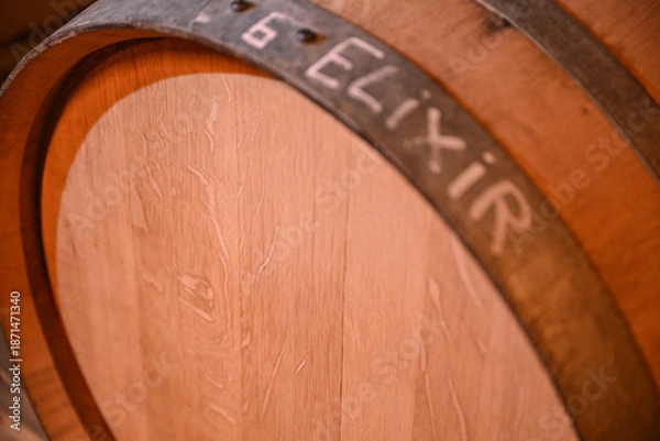 Fototapeta cave tonneau elixir