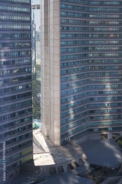 Obraz 曲線建築に差し込む都会の朝日