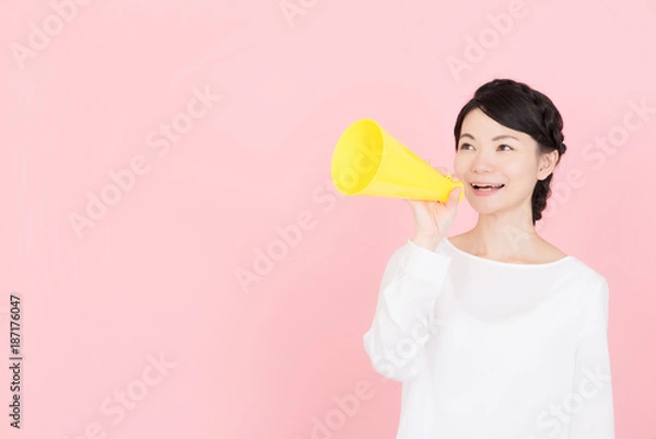 Fototapeta メガホンを持つ若い女性