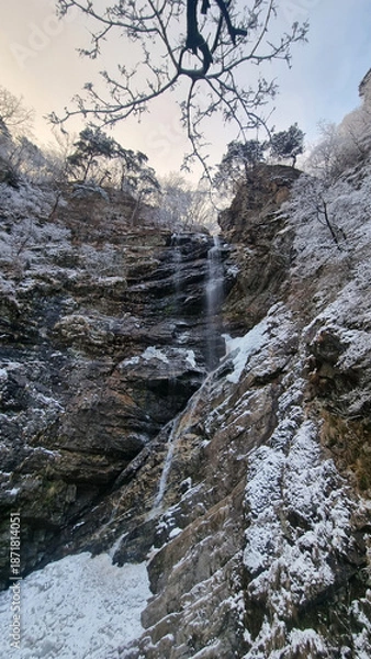 Obraz 눈 덮인 절벽 사이로 보이는 구곡폭포