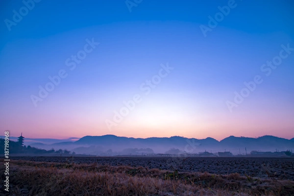 Obraz 吉備路の霧のある寒い夜明けの風景