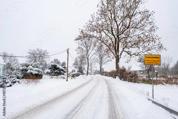 Fototapeta Schneebedeckte Landstraße