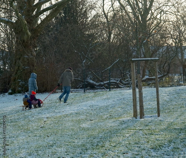 Obraz Eltern mit Kind und Schlitten