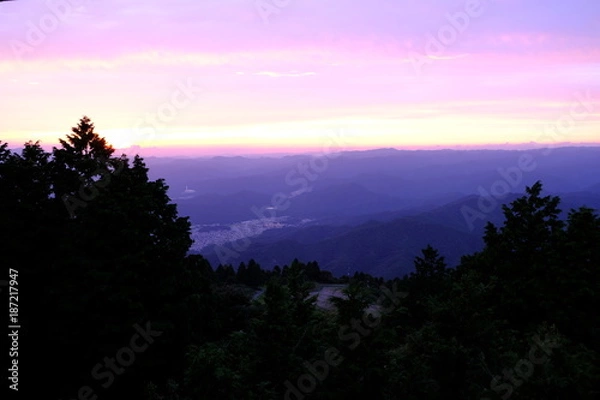 Obraz 夕暮れに、街を見下ろす