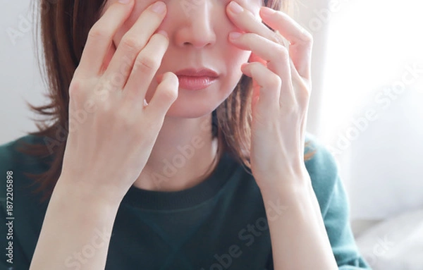 Fototapeta 目元を触る女性の肌悩み