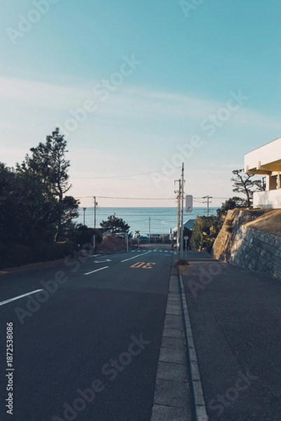 Obraz 神奈川鎌倉市の七里ヶ浜にある海沿いの踏切
