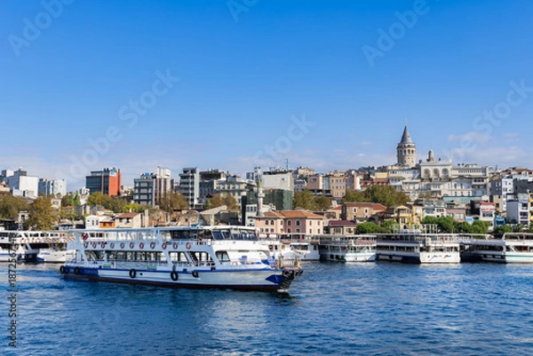 Obraz トルコイスタンブール新市街のガラタ塔とボスポラス海峡