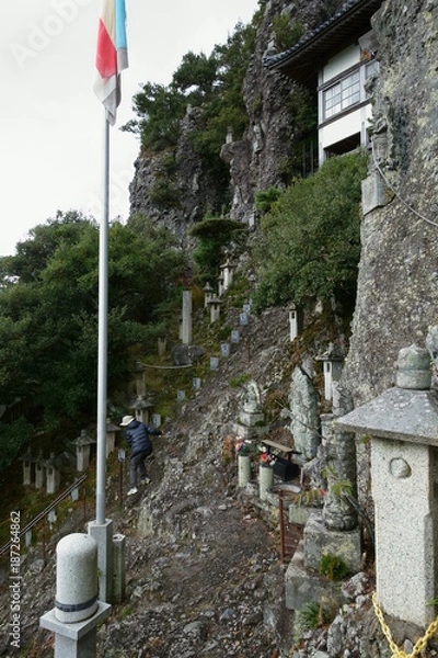 Fototapeta 小豆島の古寺の境内の崖