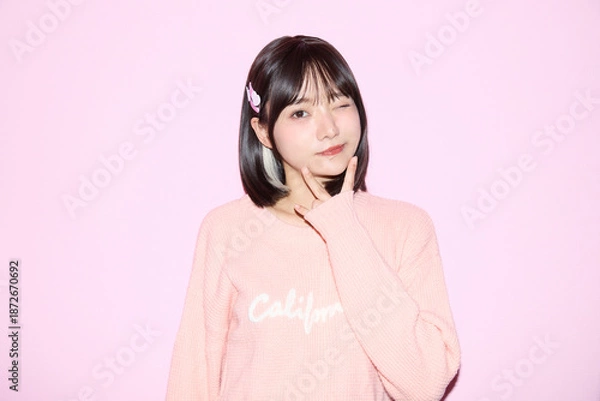 Obraz ピンク背景でキュートなポーズをする若い女性のポートレート