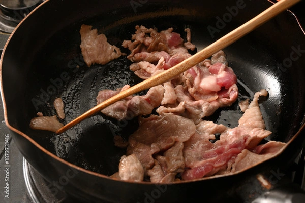 Obraz 豚肉を炒めている様子