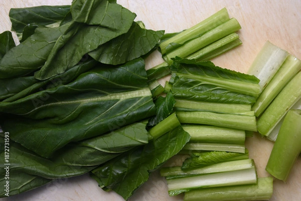 Obraz まな板の上でカットした小松菜