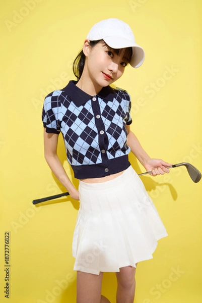 Obraz 明るい背景でかわいいスポーツウェアを着た若い女性のポートレート