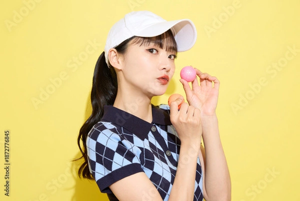 Obraz 明るい背景でかわいいスポーツウェアを着た若い女性のポートレート